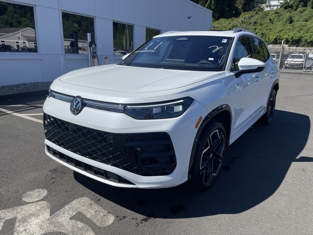 2025 Volkswagen Tiguan SEL R-Line Black photo 2