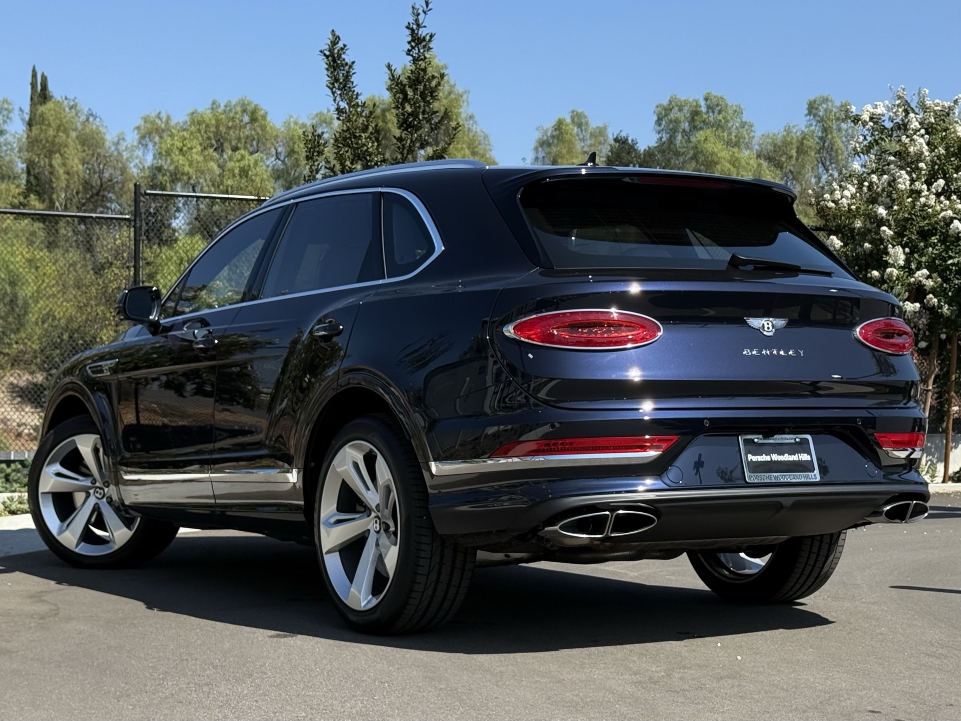 2024 Bentley Bentayga V8 photo 2