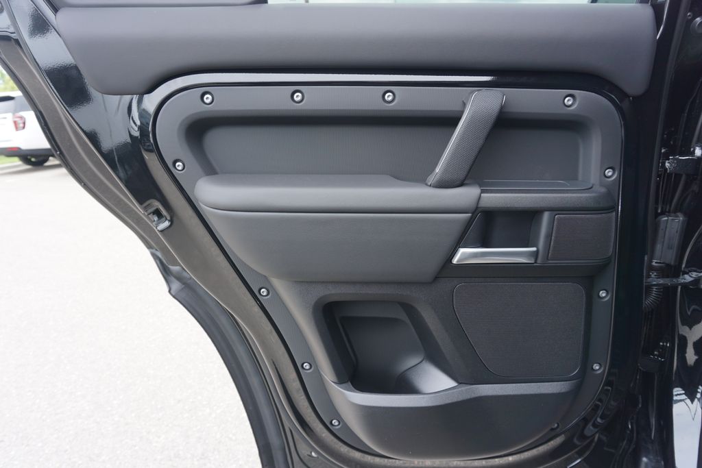 2025 Land Rover Defender 110 V8 photo 28