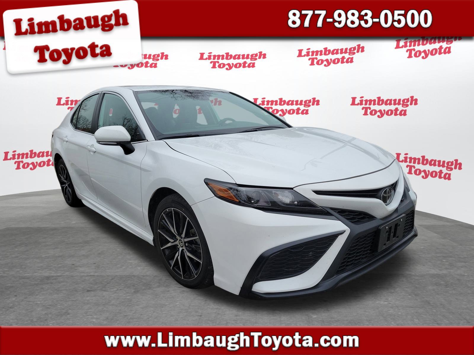 2024 Toyota Camry SE's photo