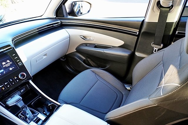 Used 2023 Black Hyundai SE image 19