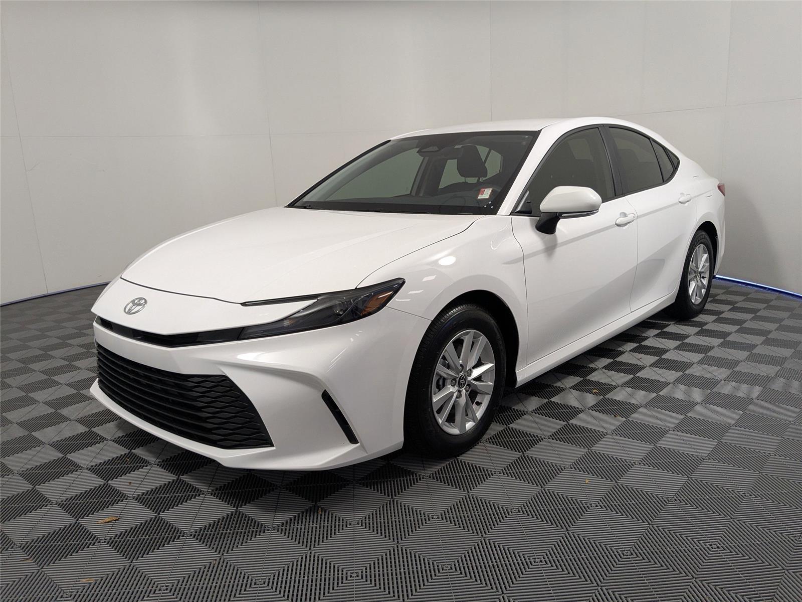 2025 Toyota Camry LE's photo