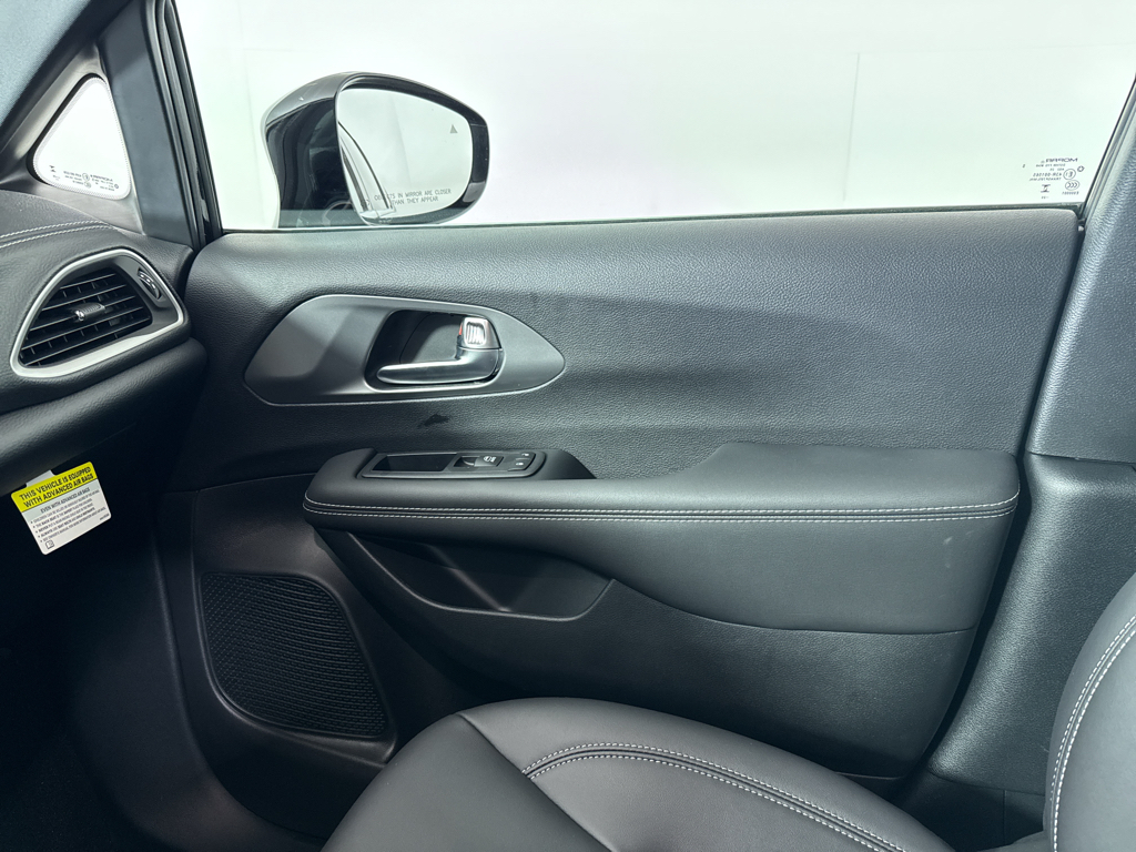 2026 Chrysler Pacifica photo 31