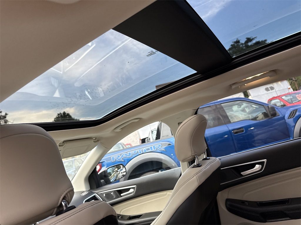 2019 Ford Edge Titanium photo 16