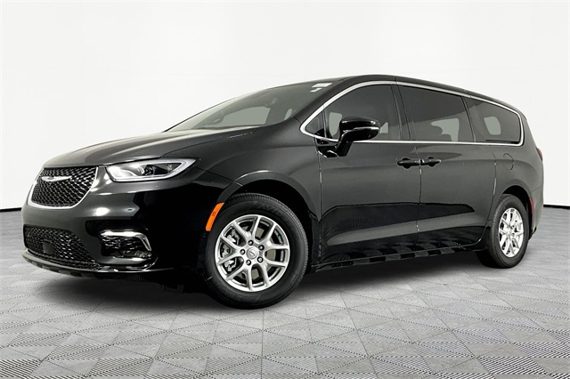 2026 Chrysler Pacifica Select's photo