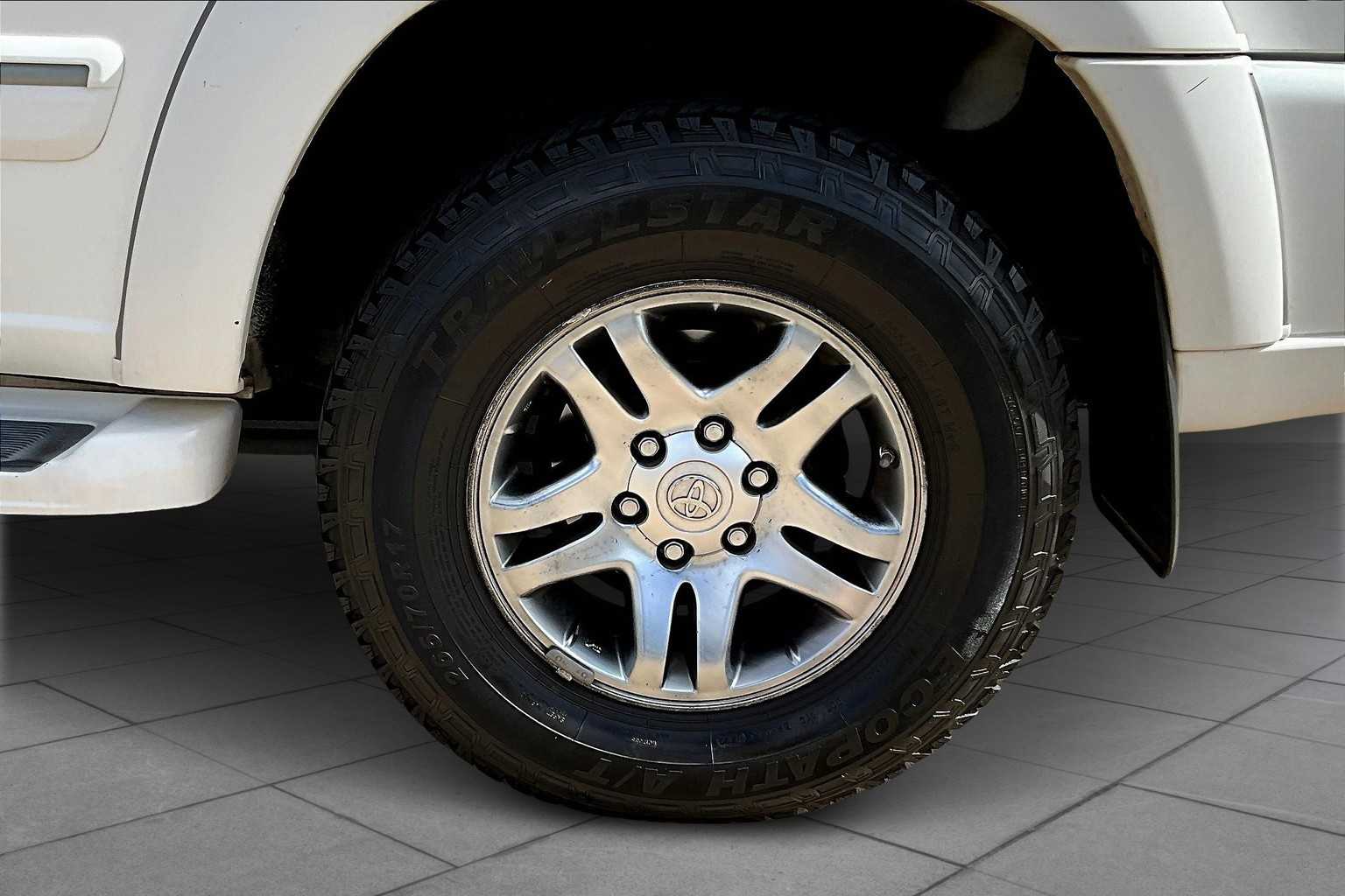 2005 Toyota Sequoia SR5 photo 10