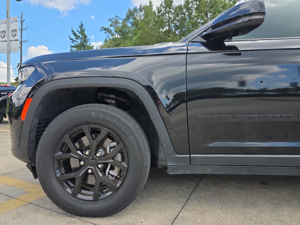 2024 Jeep Grand Cherokee Altitude photo 2