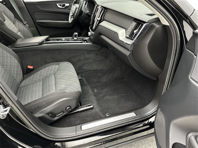 2023 Volvo XC60 B5 Core photo 17