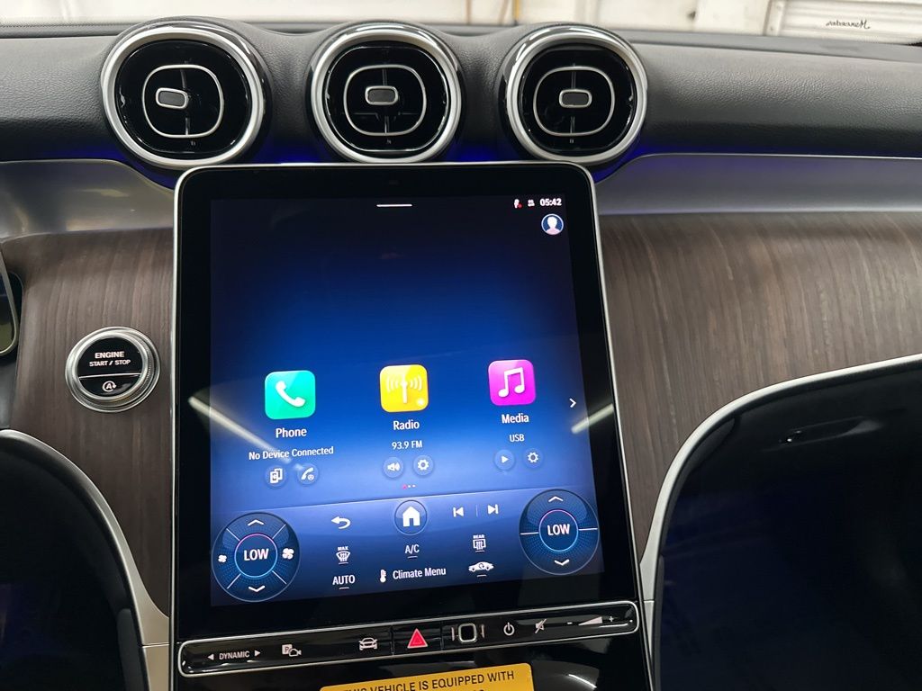 2025 Mercedes Benz GLC 300 photo 14