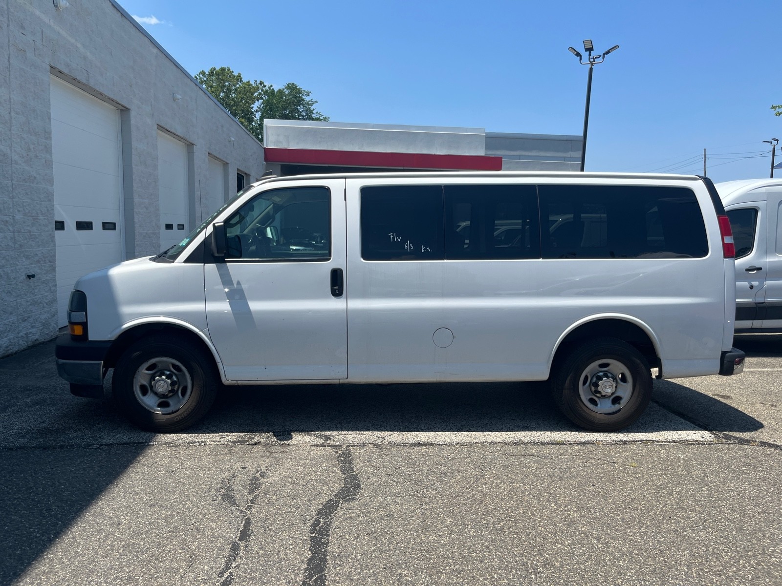 2018 Chevrolet Express Passenger 2500 LT photo 3