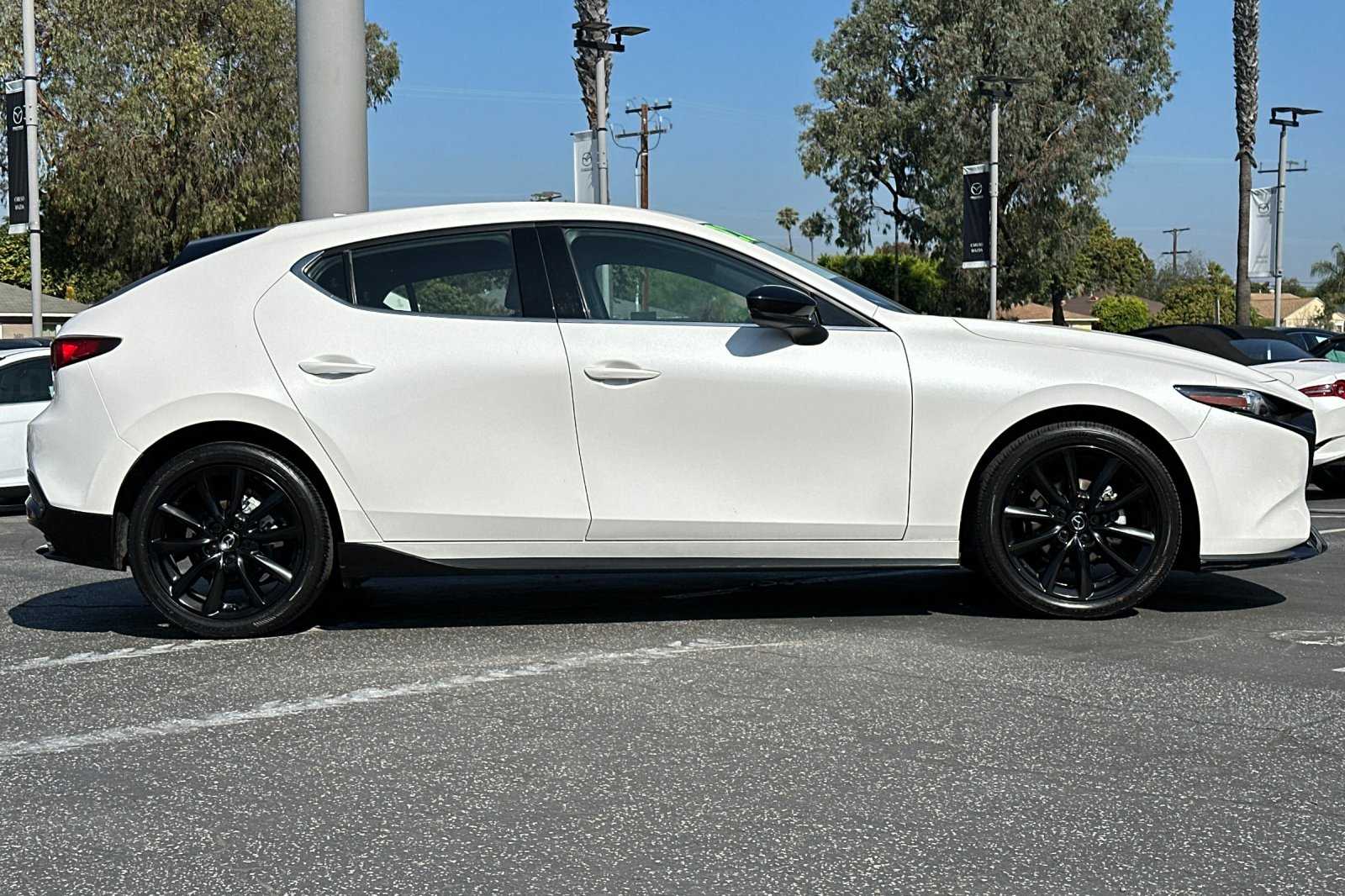 2022 Mazda Mazda3 Premium photo 3