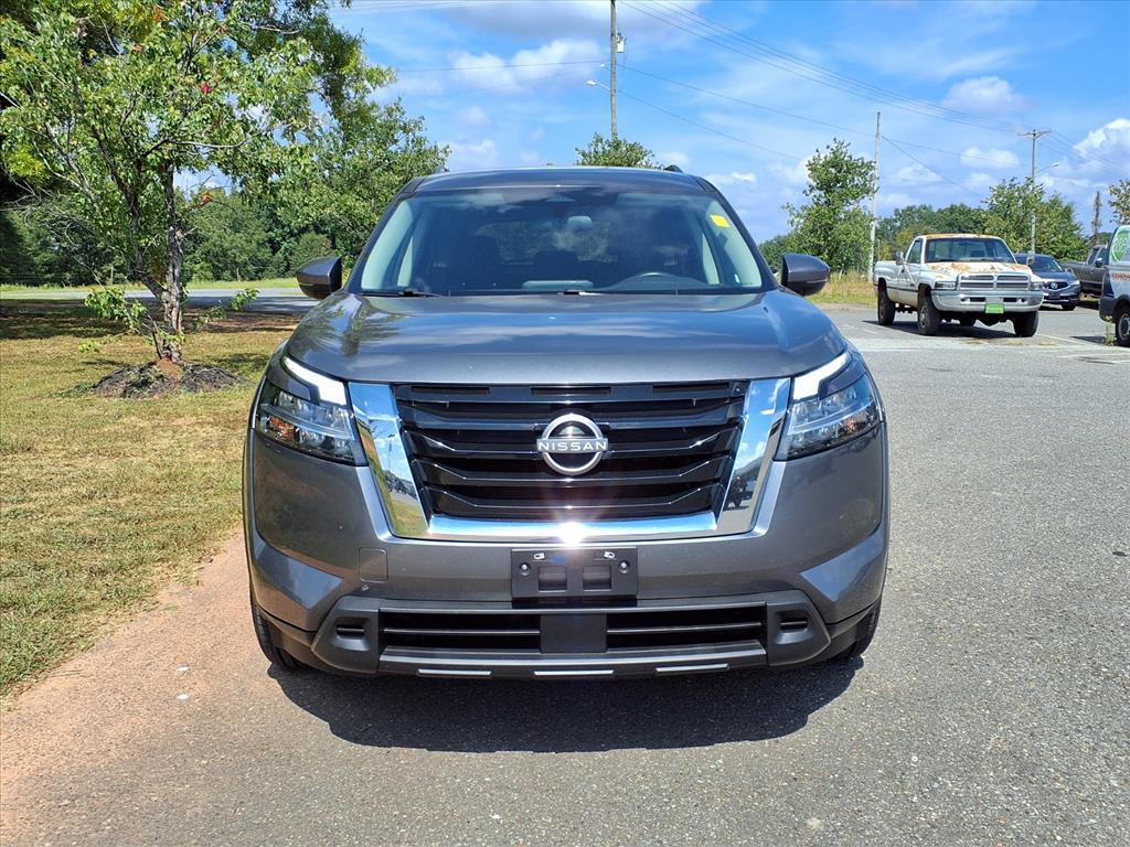 2022 Nissan Pathfinder SV photo 2