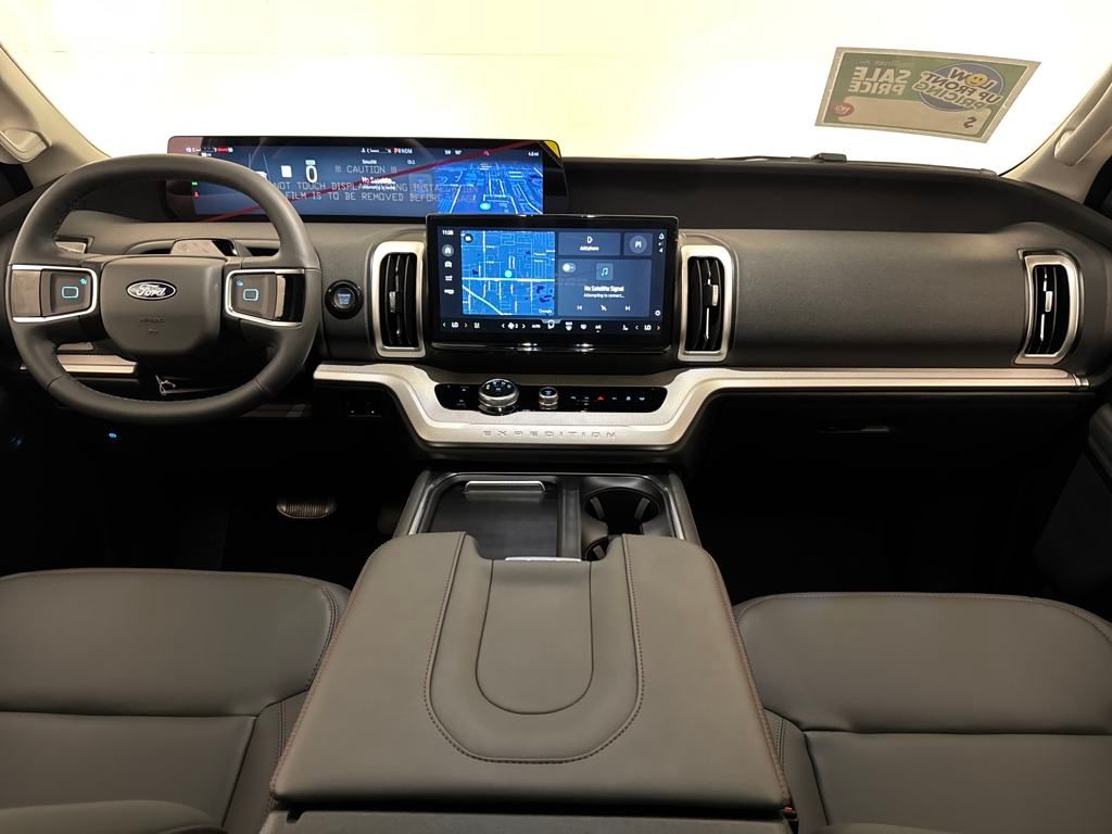 2025 Ford Expedition photo 3