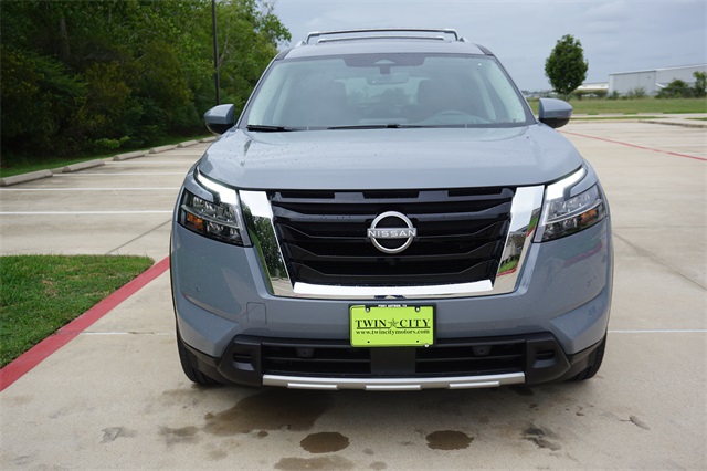 2025 Nissan Pathfinder Platinum photo 2