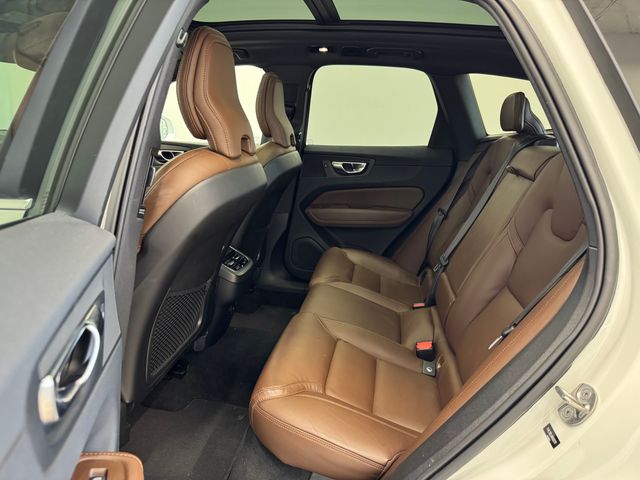 2022 Volvo XC60 B5 Inscription photo 19