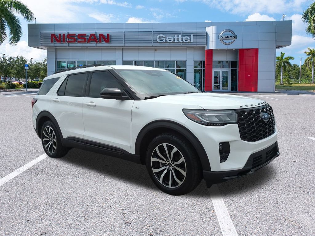 2025 Ford Explorer ST-Line photo 2