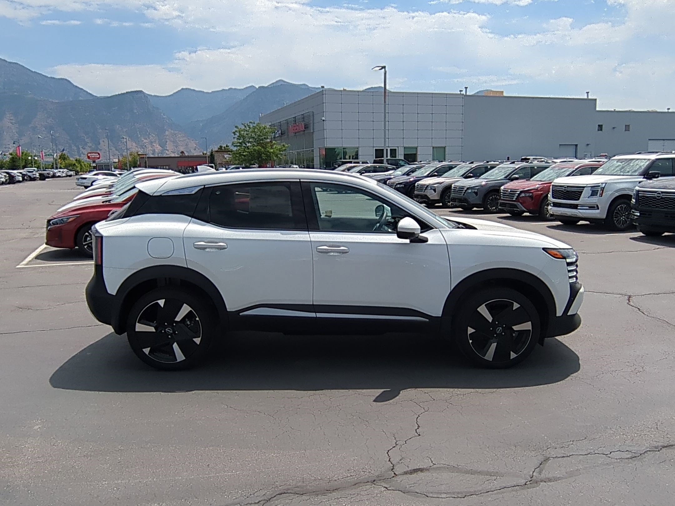 2025 Nissan Kicks SR photo 2