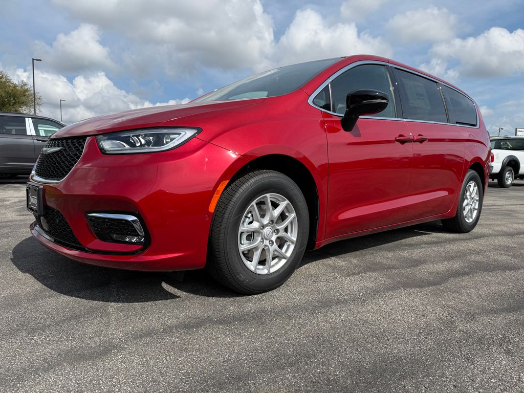 2026 Chrysler Pacifica Select's photo