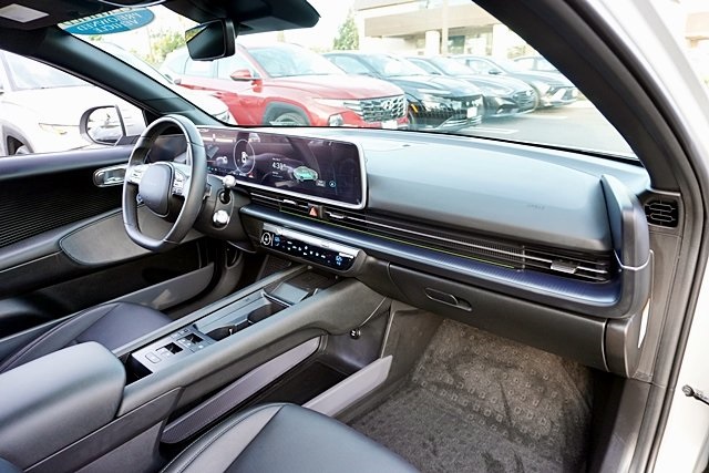 Used 2023 Gold Hyundai SEL image 9