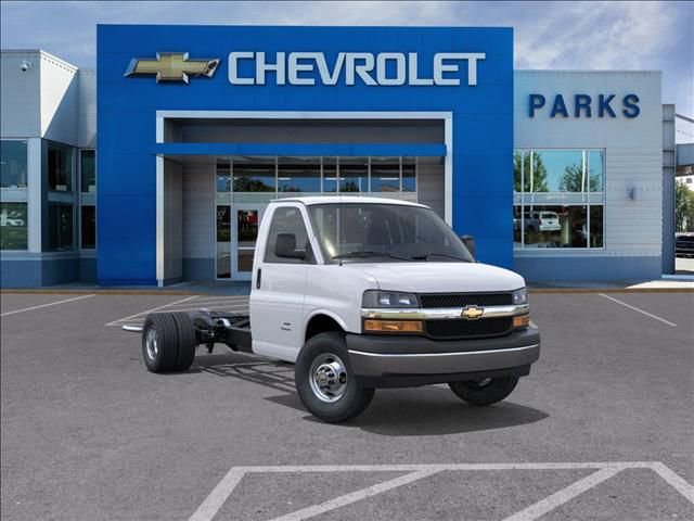 2025 Chevrolet Express Cutaway Base's photo