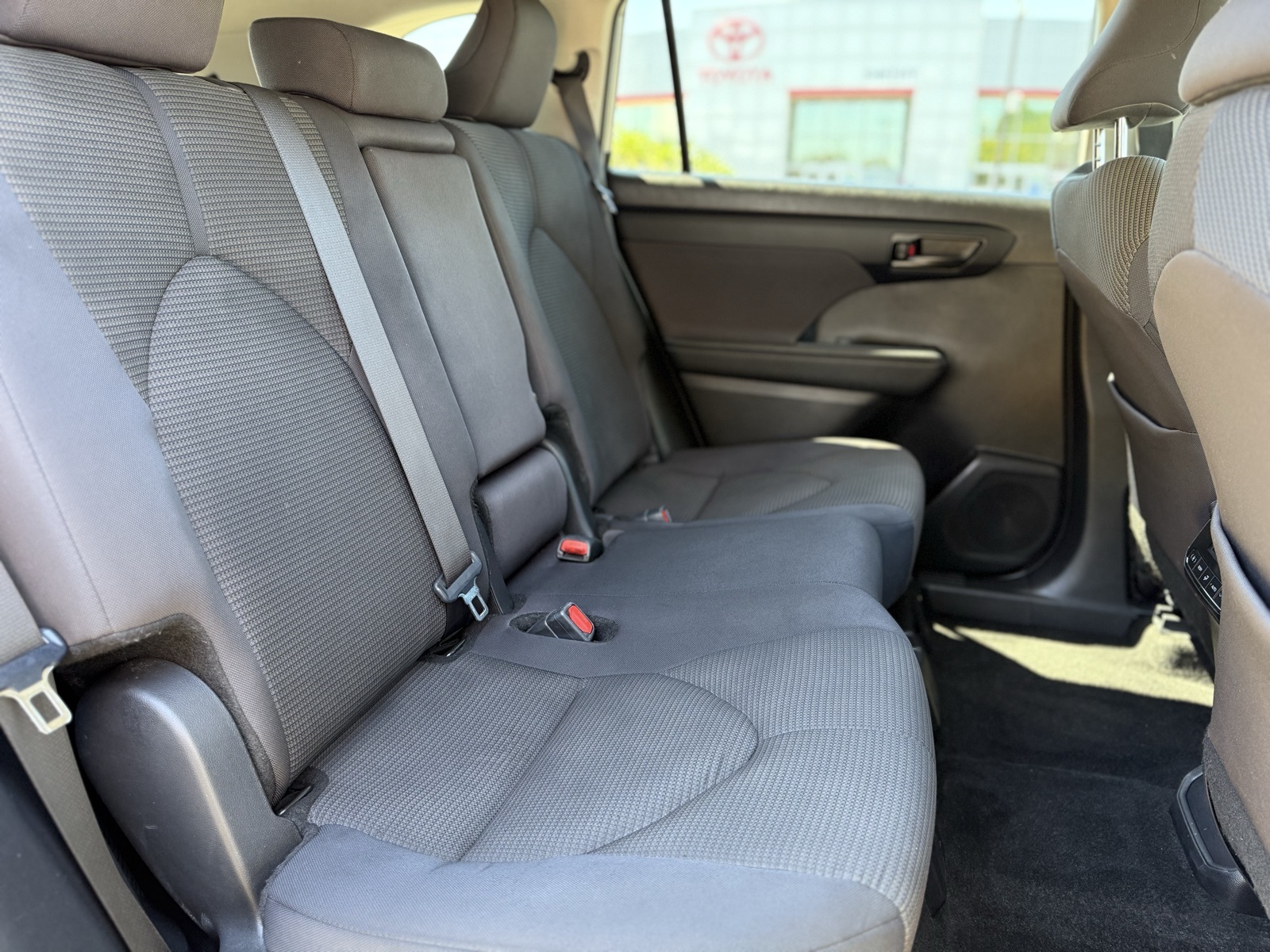 2024 Toyota Highlander LE photo 28