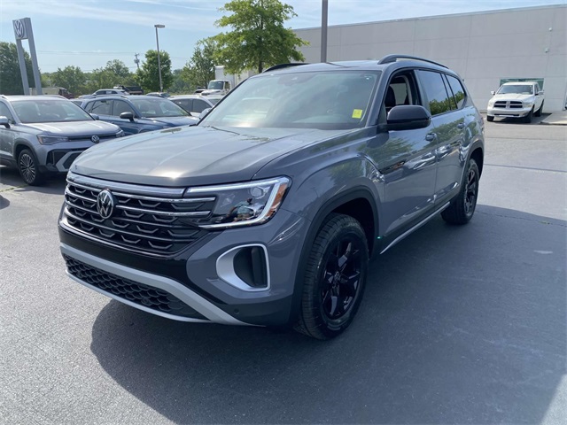 2025 Volkswagen Atlas Peak Edition SE photo 3