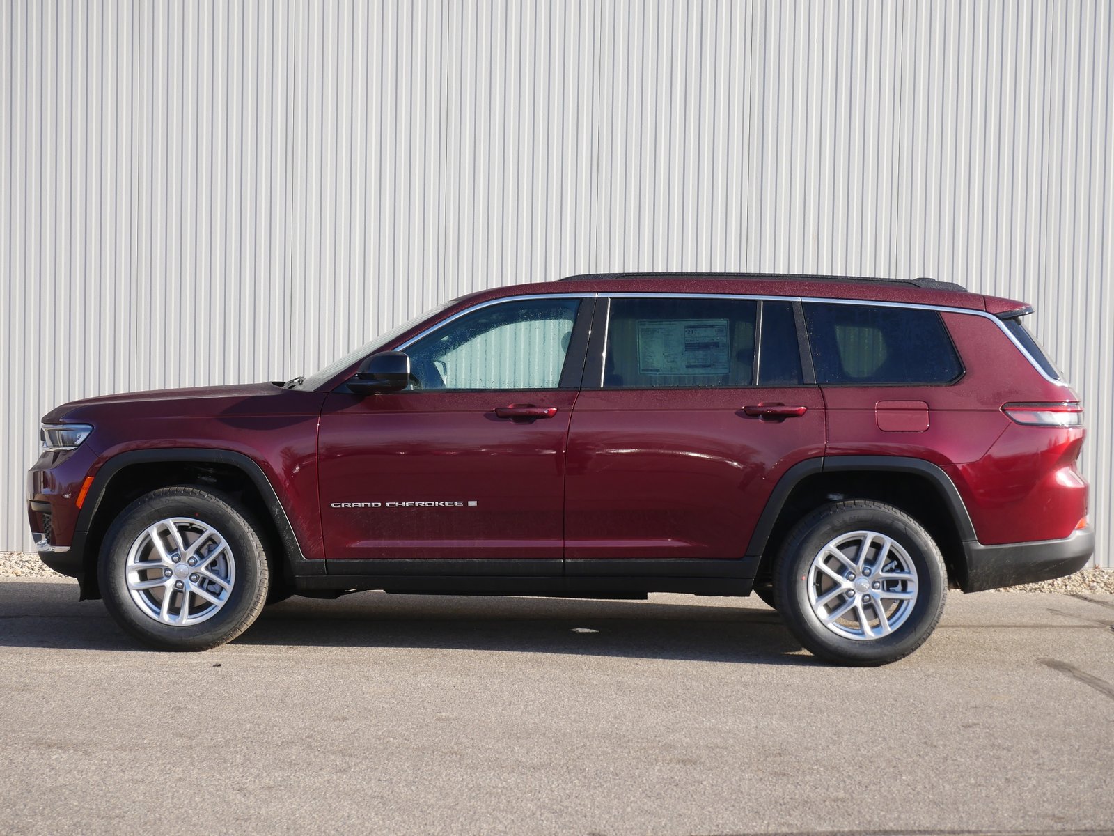 2025 Jeep Grand Cherokee Laredo X photo 2