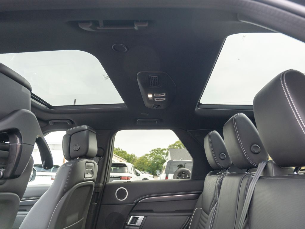 2024 Land Rover Discovery Metropolitan Edition photo 28
