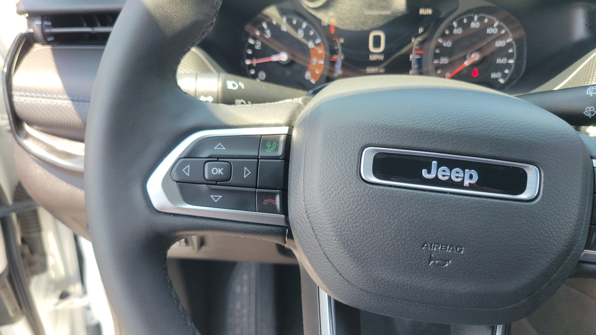 Used 2025 Bright White Clearcoat Jeep Latitude image 18