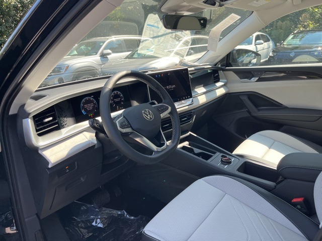 2025 Volkswagen Tiguan SE photo 3