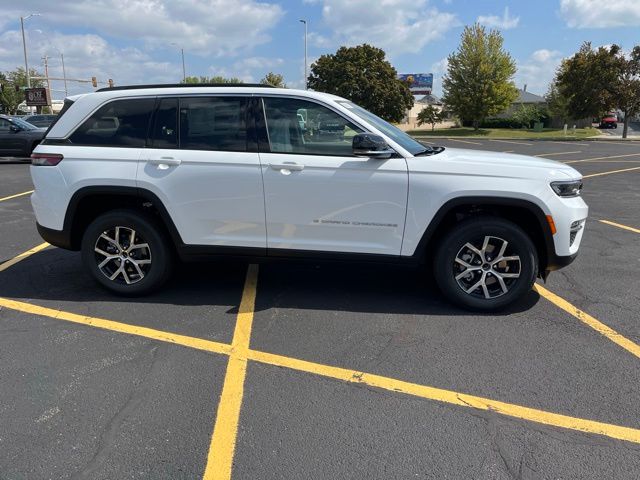 2025 Jeep Grand Cherokee Limited photo 3