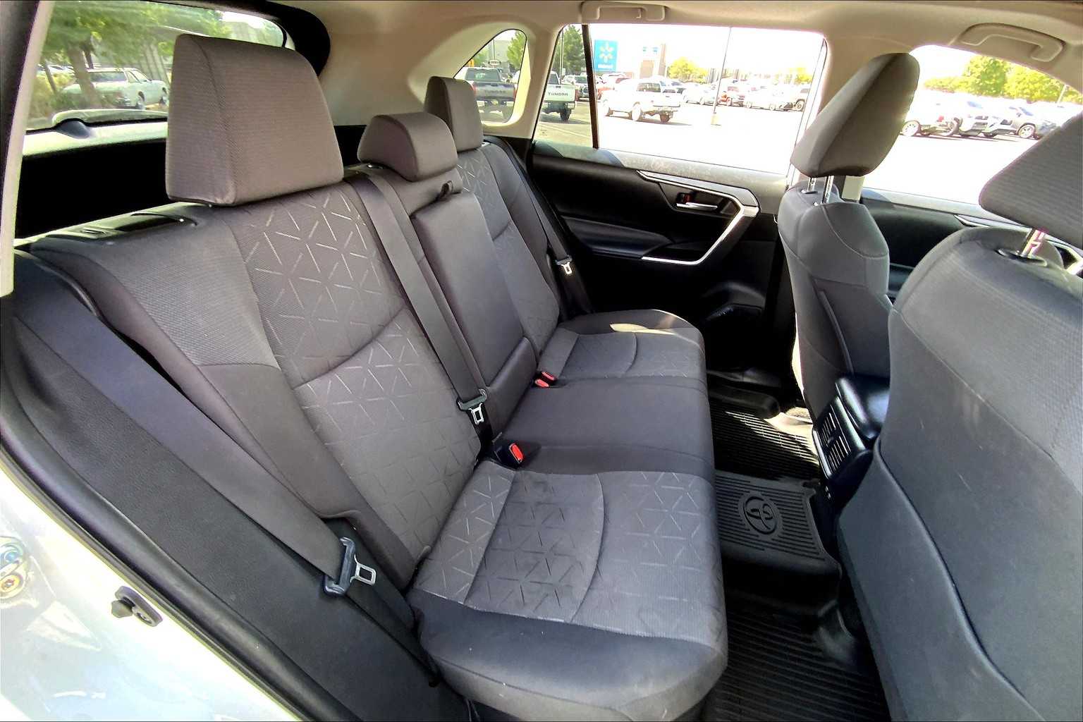 2021 Toyota RAV4 Hybrid XLE photo 16