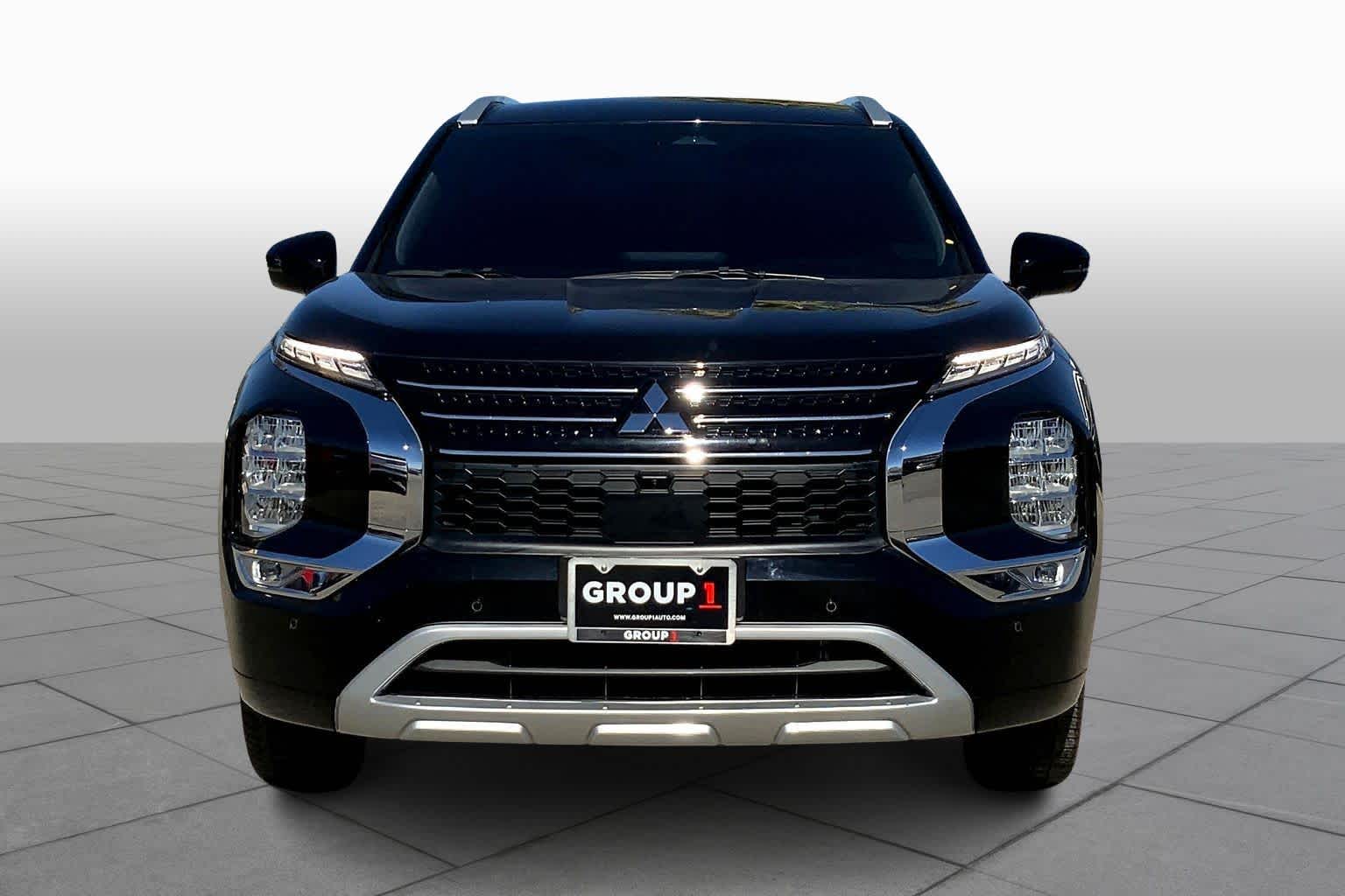 2024 Mitsubishi Outlander SEL photo 3