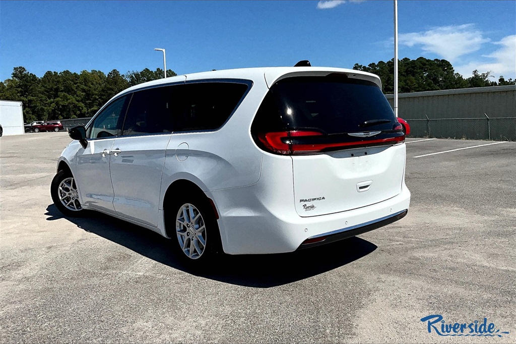 2024 Chrysler Pacifica Touring L photo 6