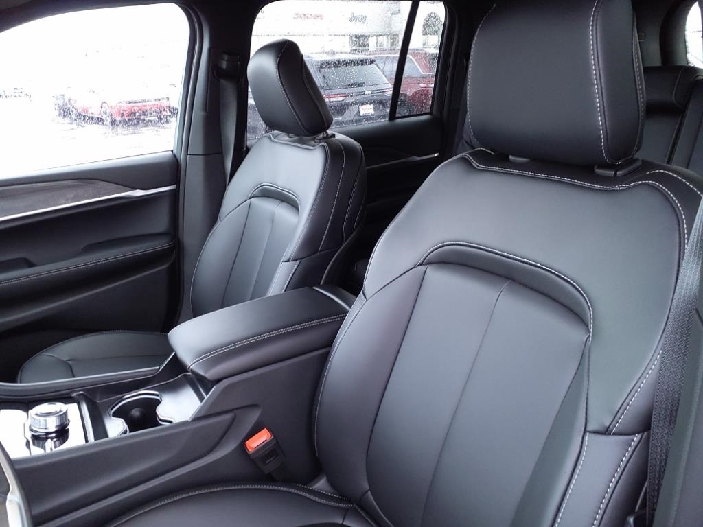 2025 Jeep Grand Cherokee Limited photo 8