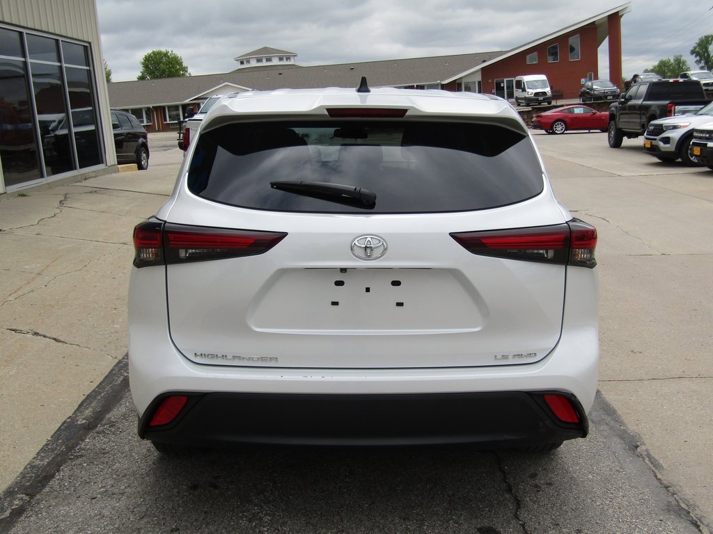 2024 Toyota Highlander LE photo 3