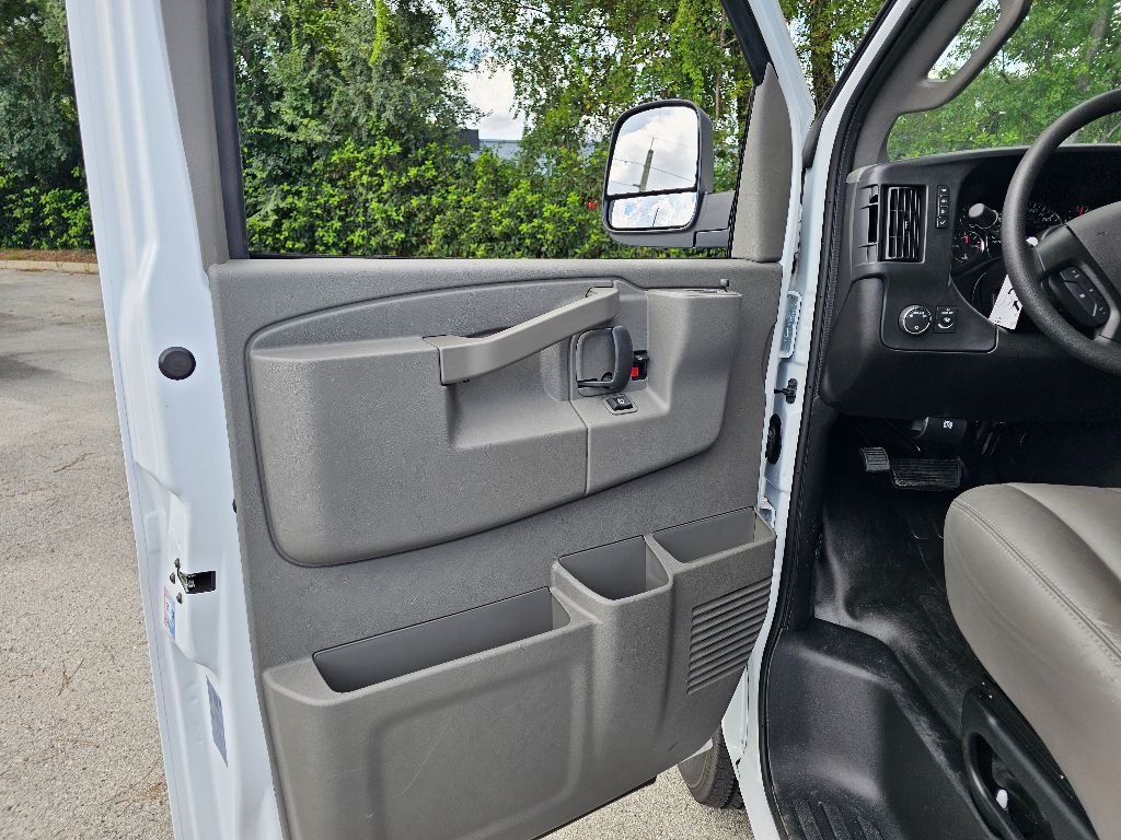 2025 Gmc Savana Cargo 2500 photo 23