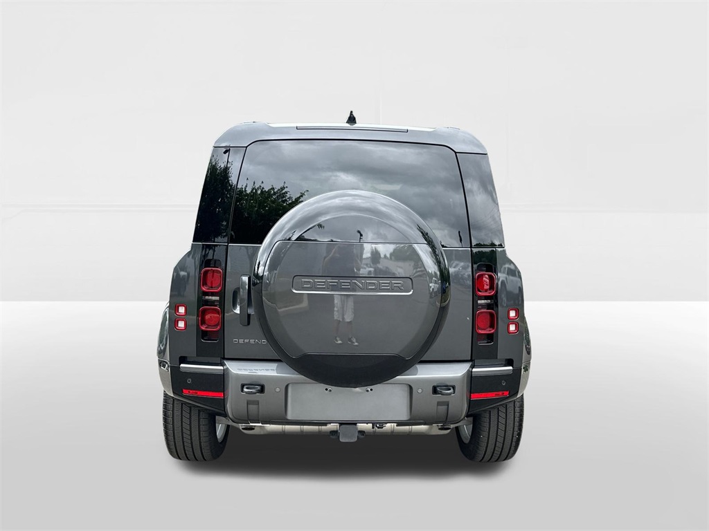 2025 Land Rover Defender 110 X-Dynamic SE photo 3