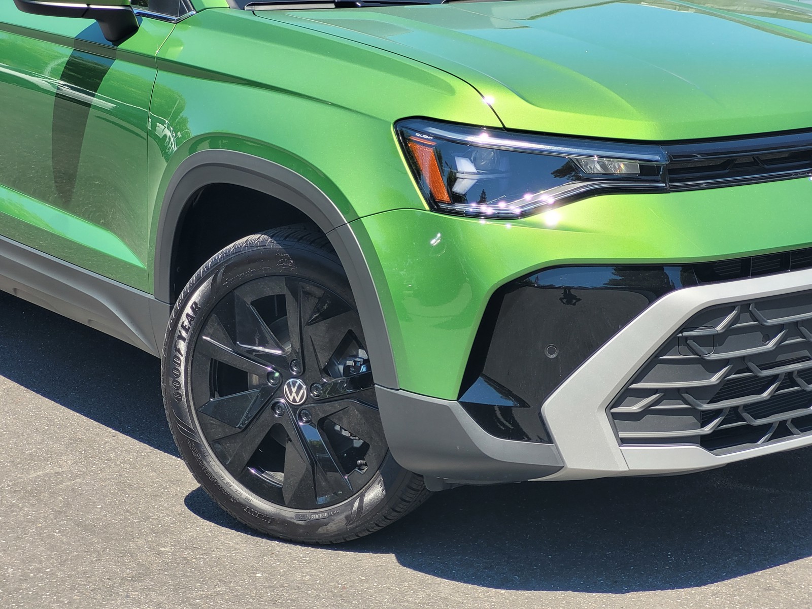 2025 Volkswagen Taos SE photo 3