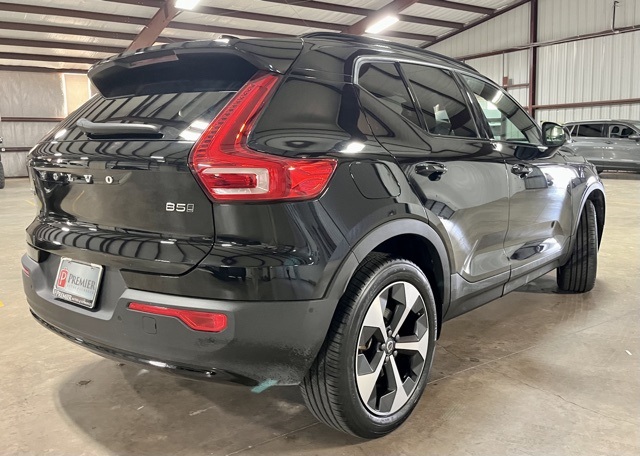 2025 Volvo XC40 Plus photo 2