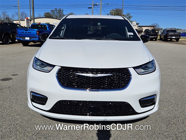 2026 Chrysler Pacifica photo 2