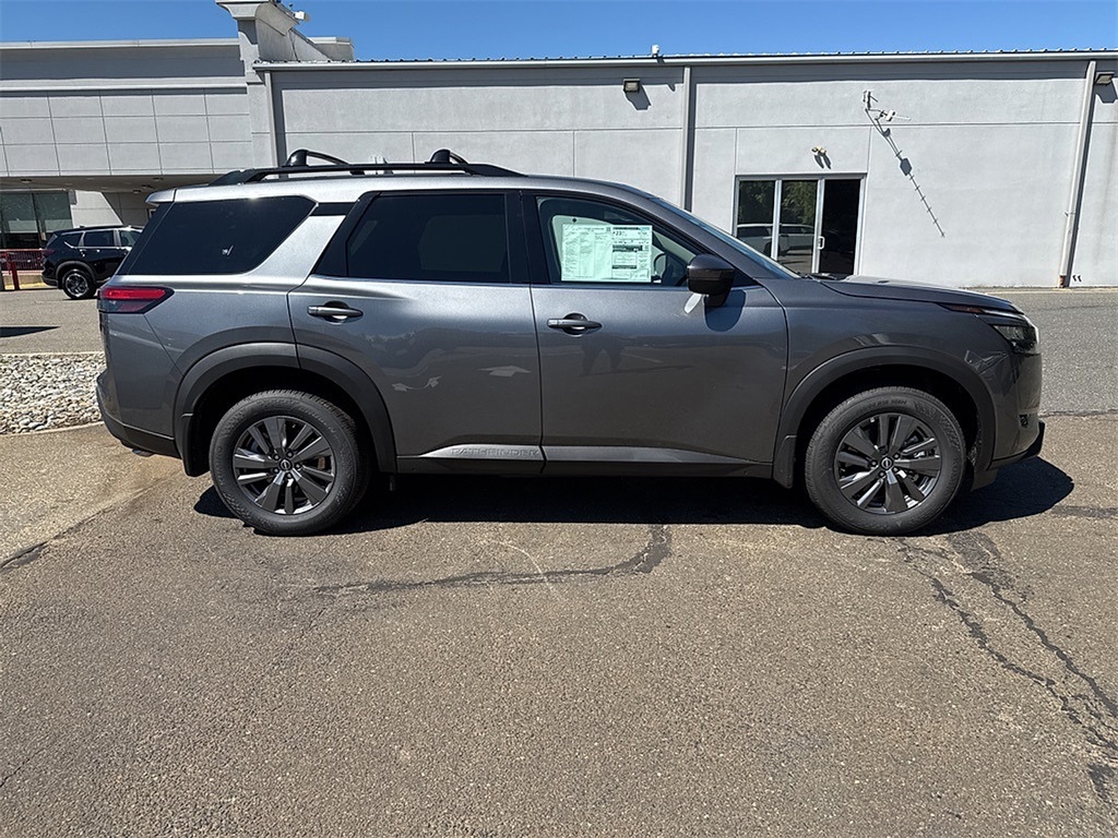 2025 Nissan Pathfinder SV photo 2