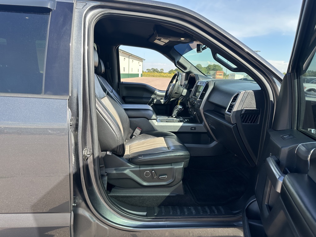 2016 Ford F-150 XLT photo 21