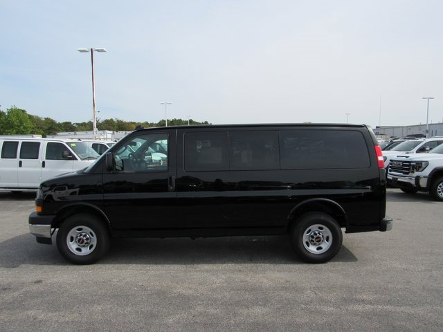2025 Gmc Savana Passenger 2500 LT photo 3