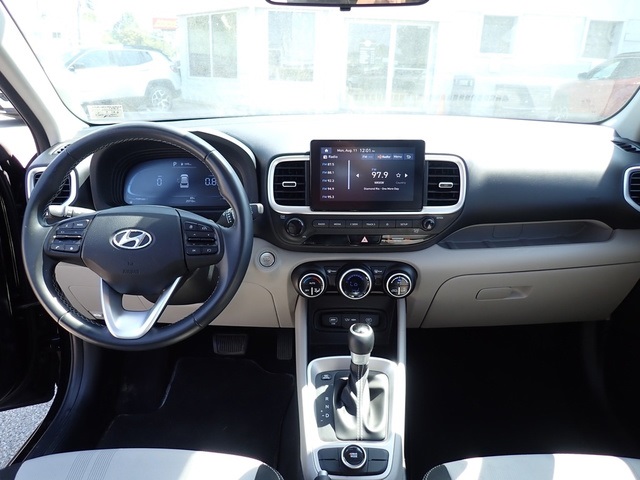 2024 Hyundai Venue SEL photo 9