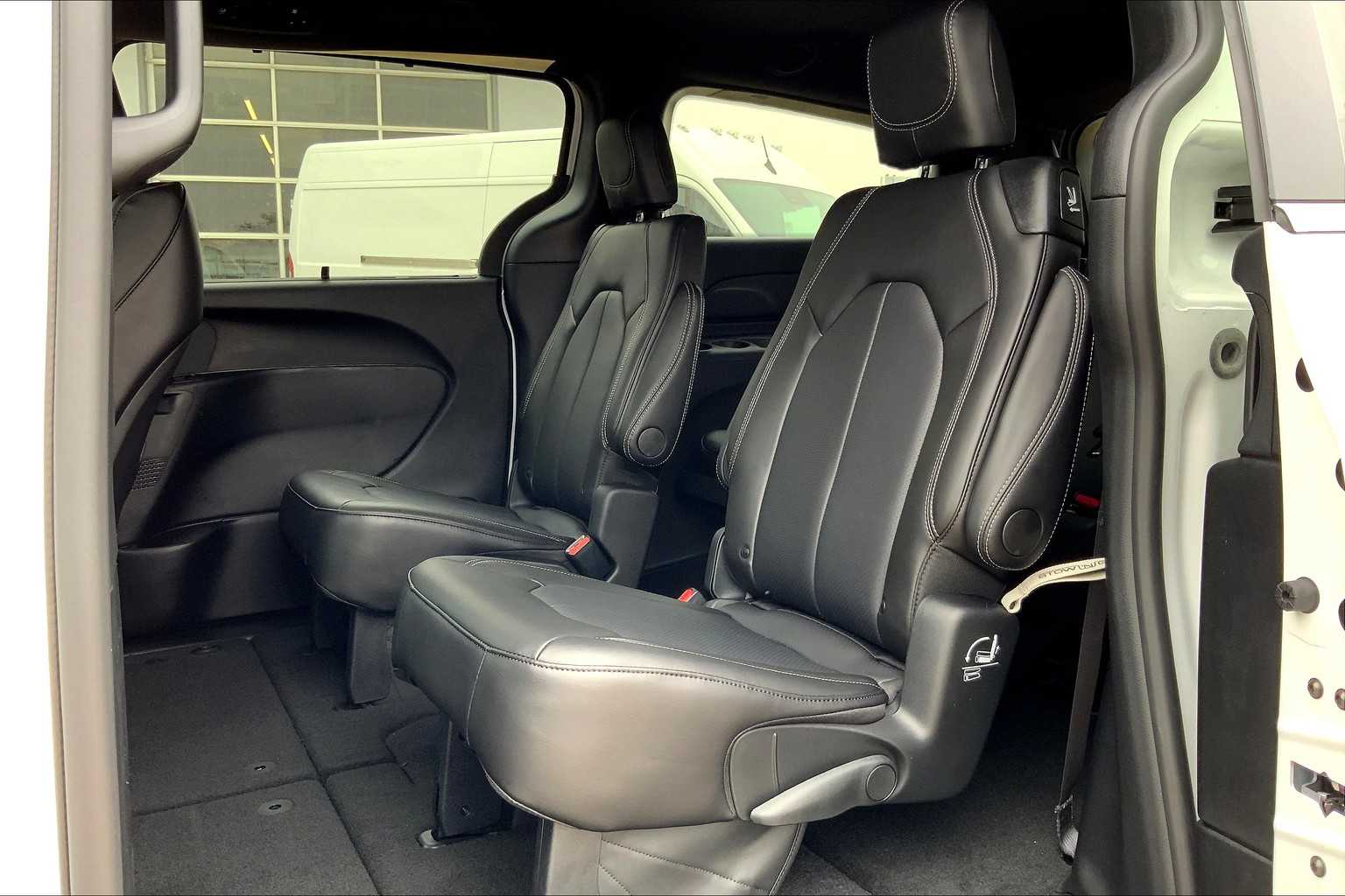 2025 Chrysler Voyager LX photo 16