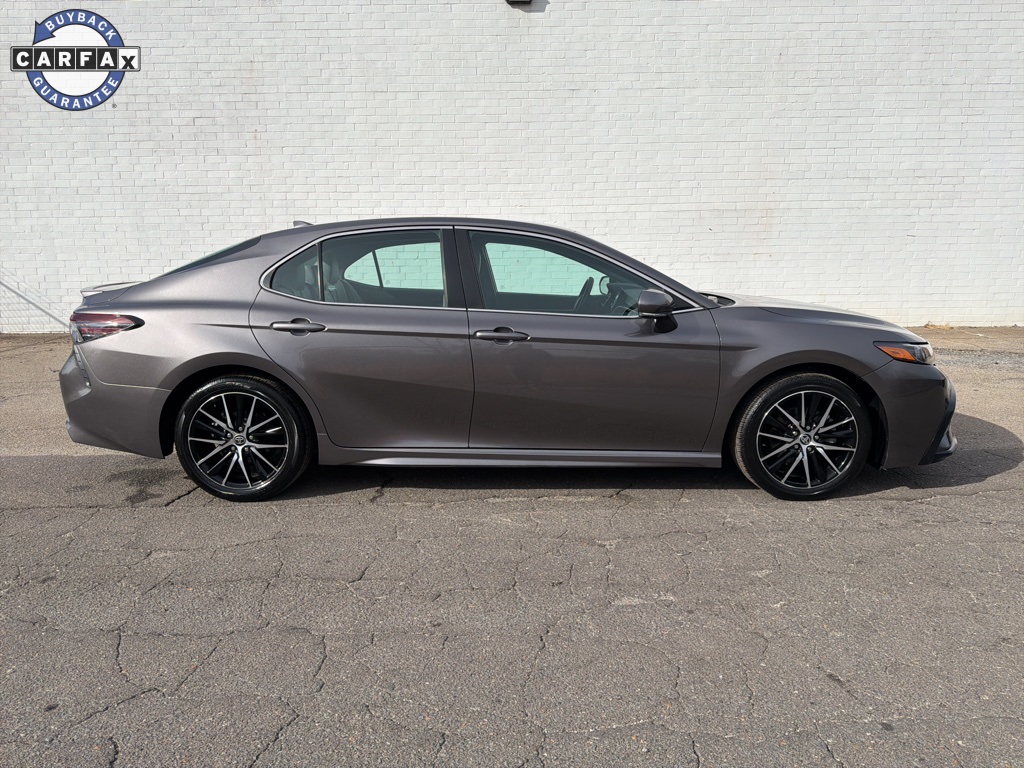 2022 Toyota Camry SE's photo