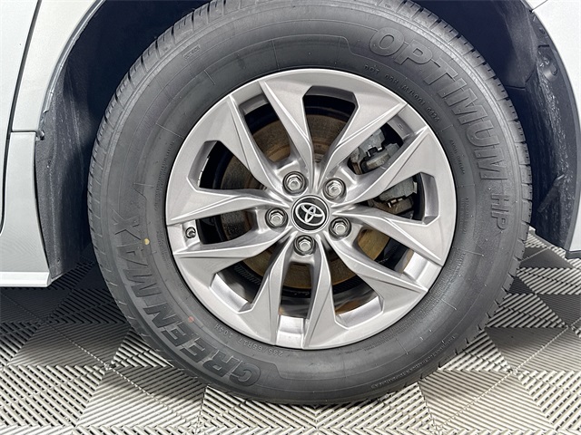 2021 Toyota Sienna LE photo 4