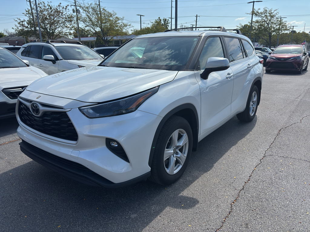 2023 Toyota Highlander LE photo 2
