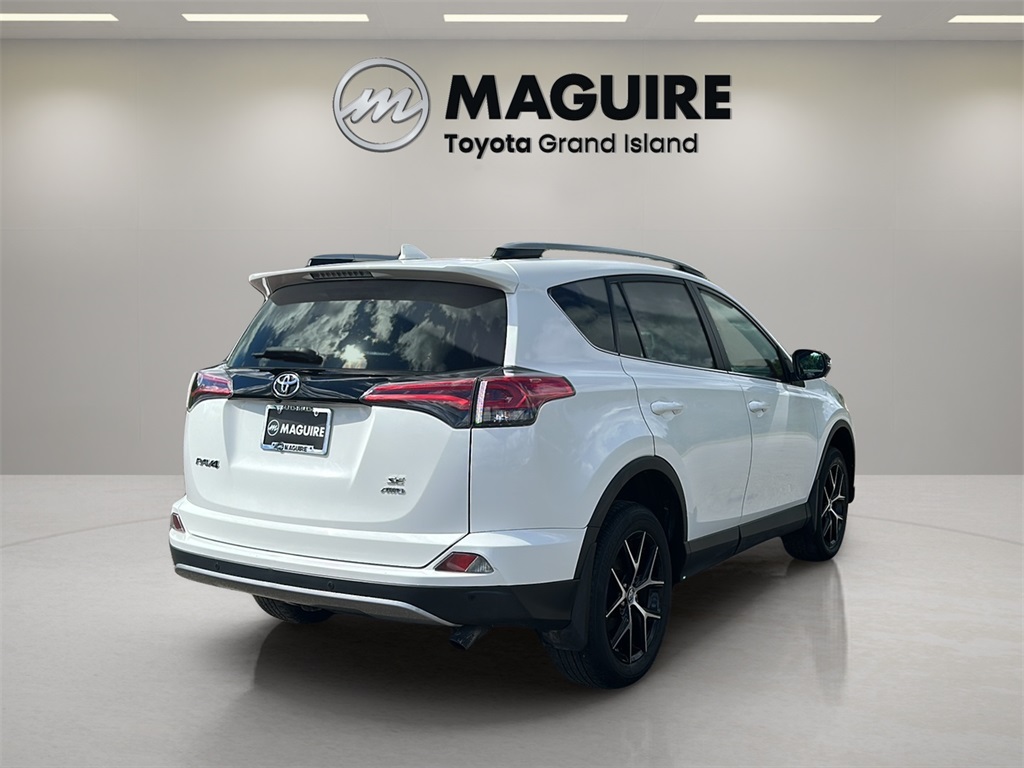2017 Toyota RAV4 SE photo 5